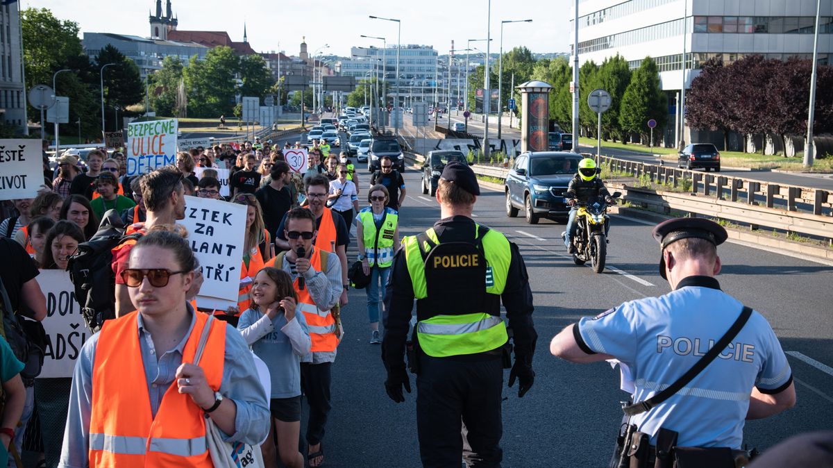V Praze opět protestovali ekologičtí extrémisté. Ve špičce zablokovali magistrálu